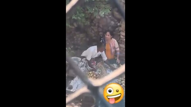 Viral): ð±ð¤Gurgaon Aunty Secretly Recorded While Giving Handjob To Banana Vendor backdrop